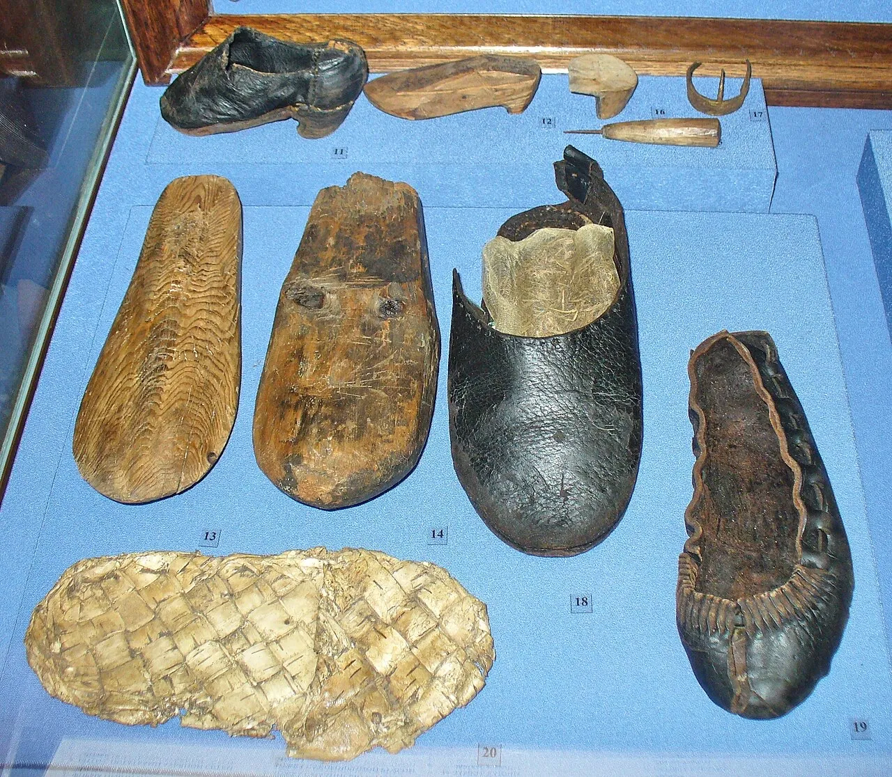(2) Men’s shoes of the seventeenth century