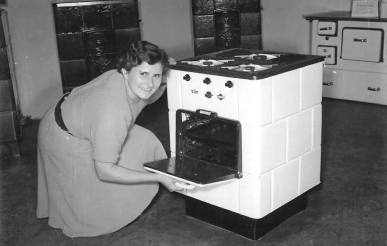 (2) A kitchen of the 1950s: appliances become a status symbol