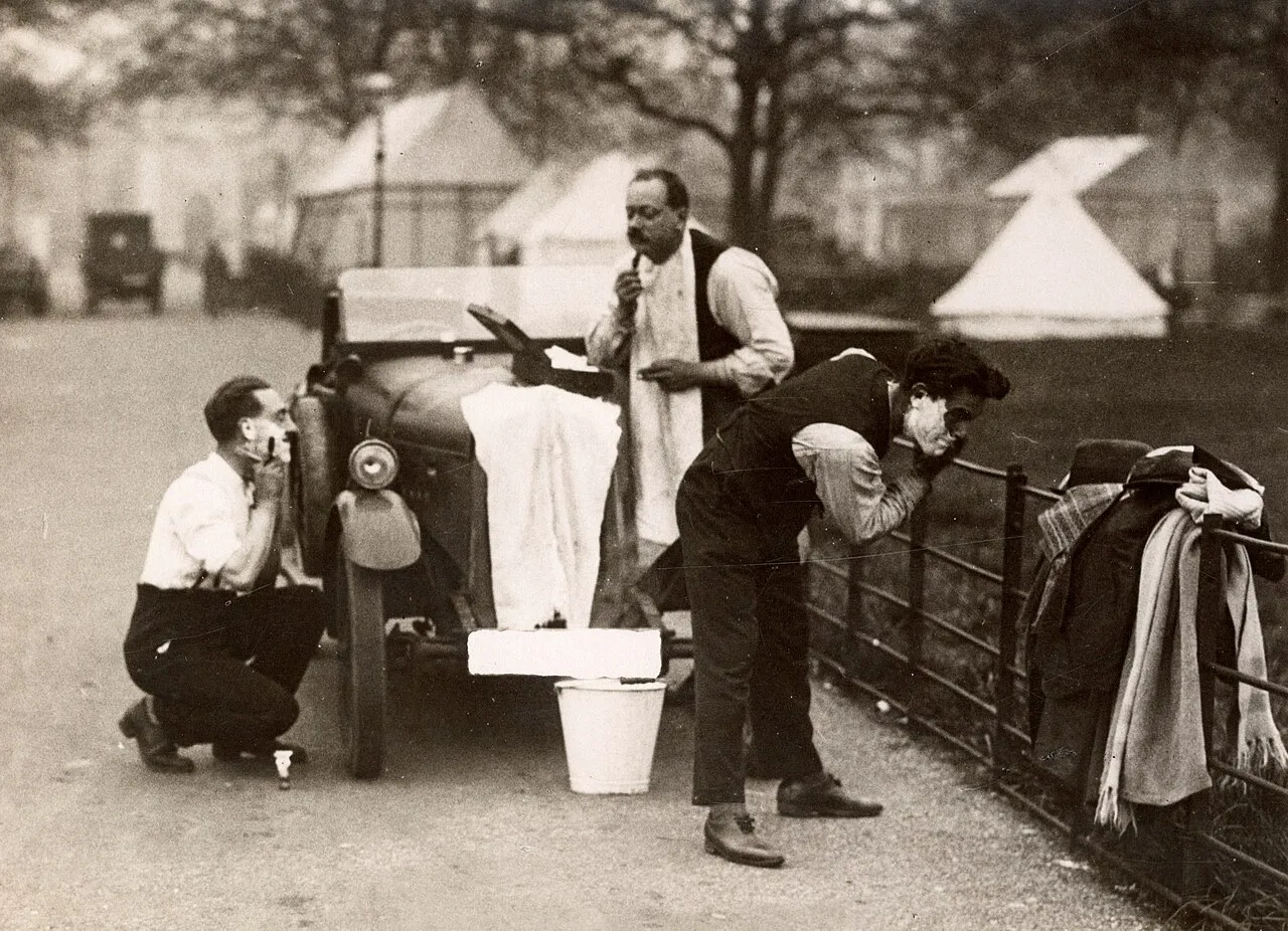 Shaving in the 1920s: the smooth-shaven face becomes the norm