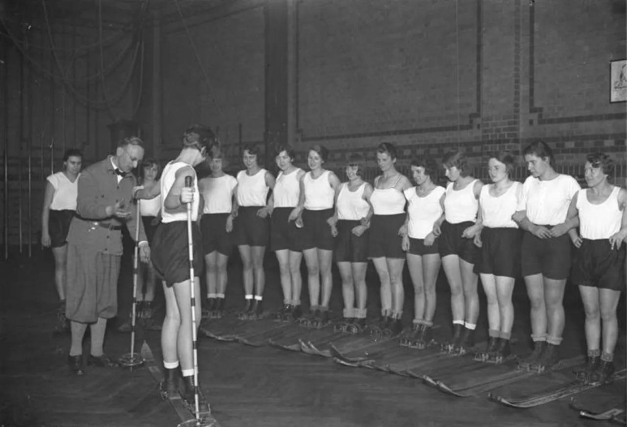 (2) Women skiers of the 1930s