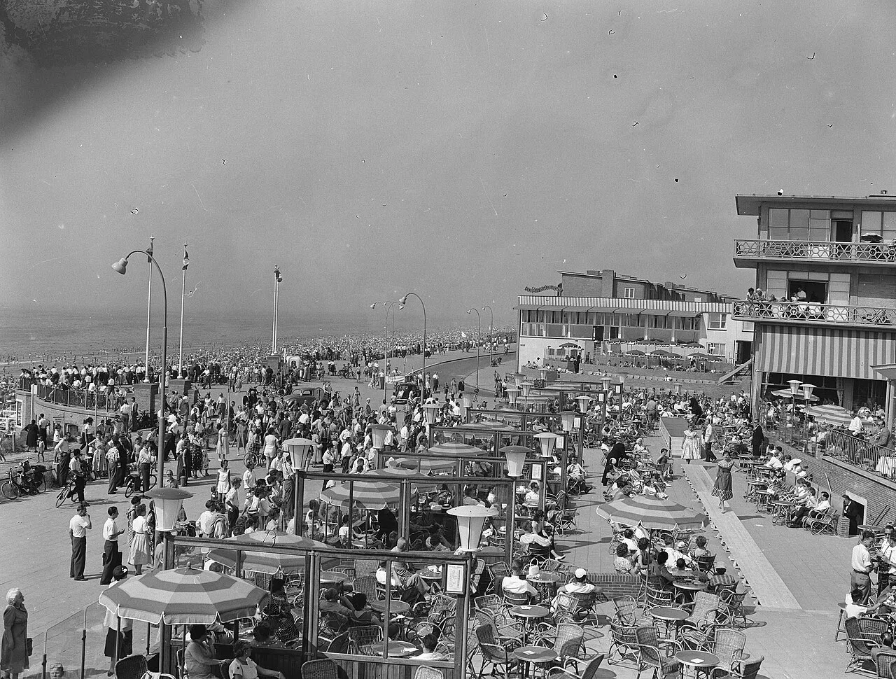 (2) A salon show, 1950s